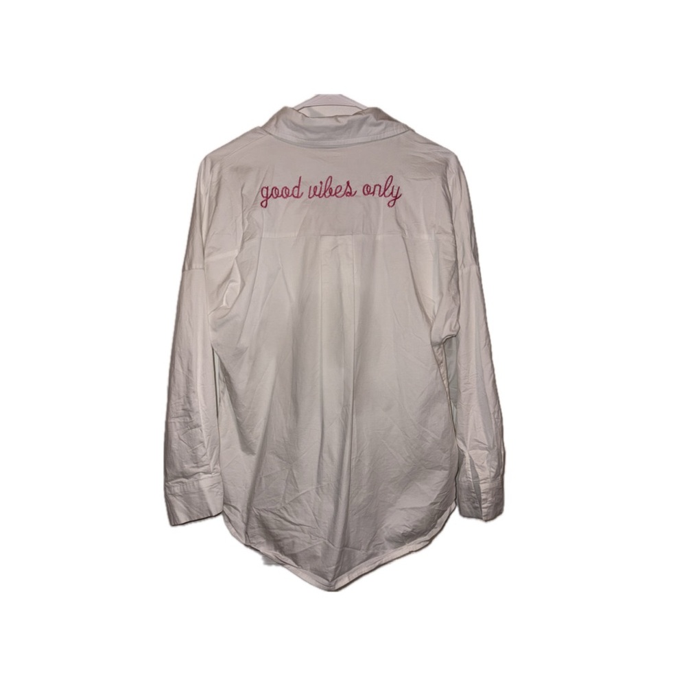 Caryn Lawn Casual White Embroidered Top “Good Vibes Only” in Pink - OS